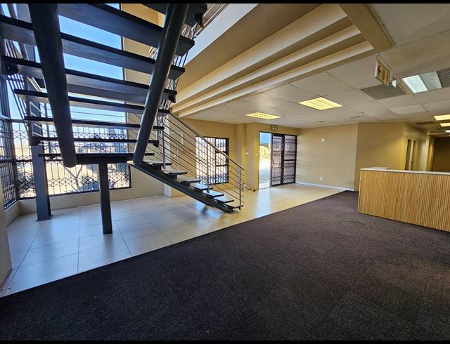 2,294M² WAREHOUSE TO LET IN COSMO BUSINESS PARK